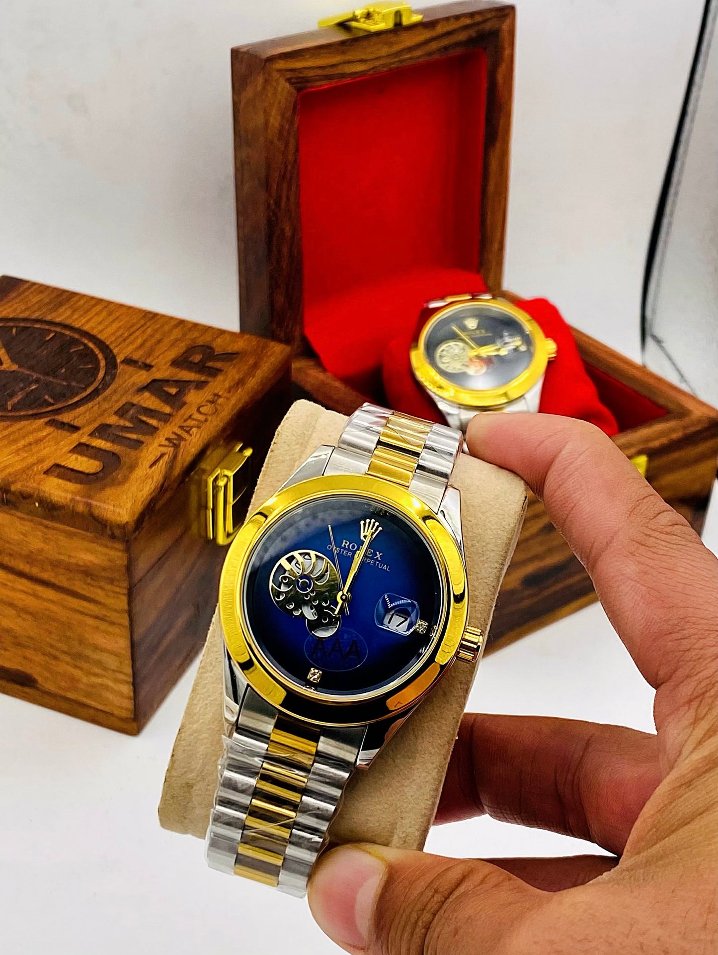 Luxury Stainless Steel Men’s Watch with Date Display