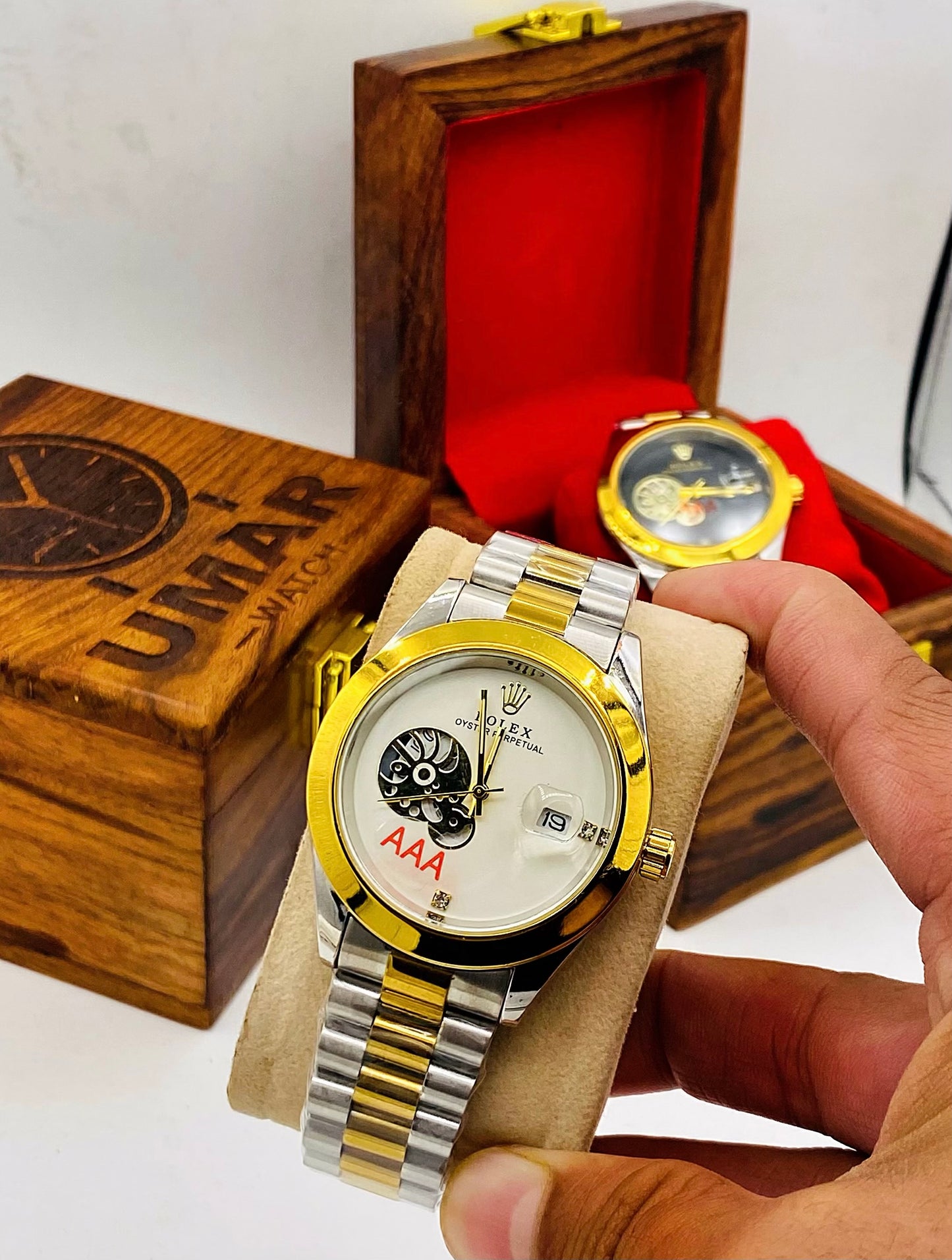 Luxury Stainless Steel Men’s Watch with Date Display