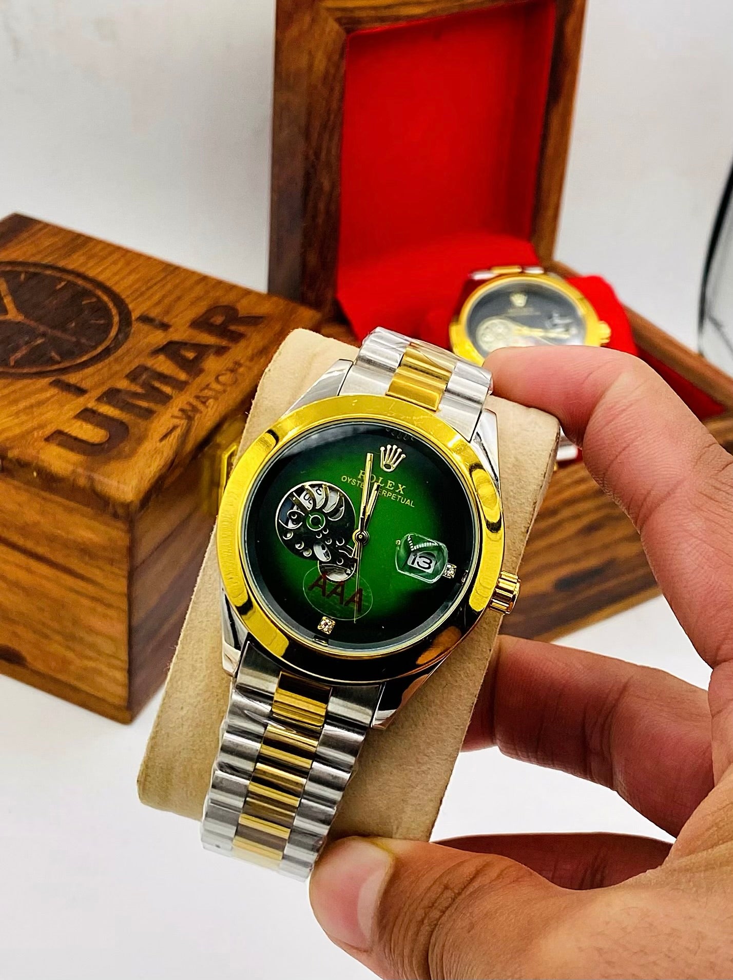 Luxury Stainless Steel Men’s Watch with Date Display