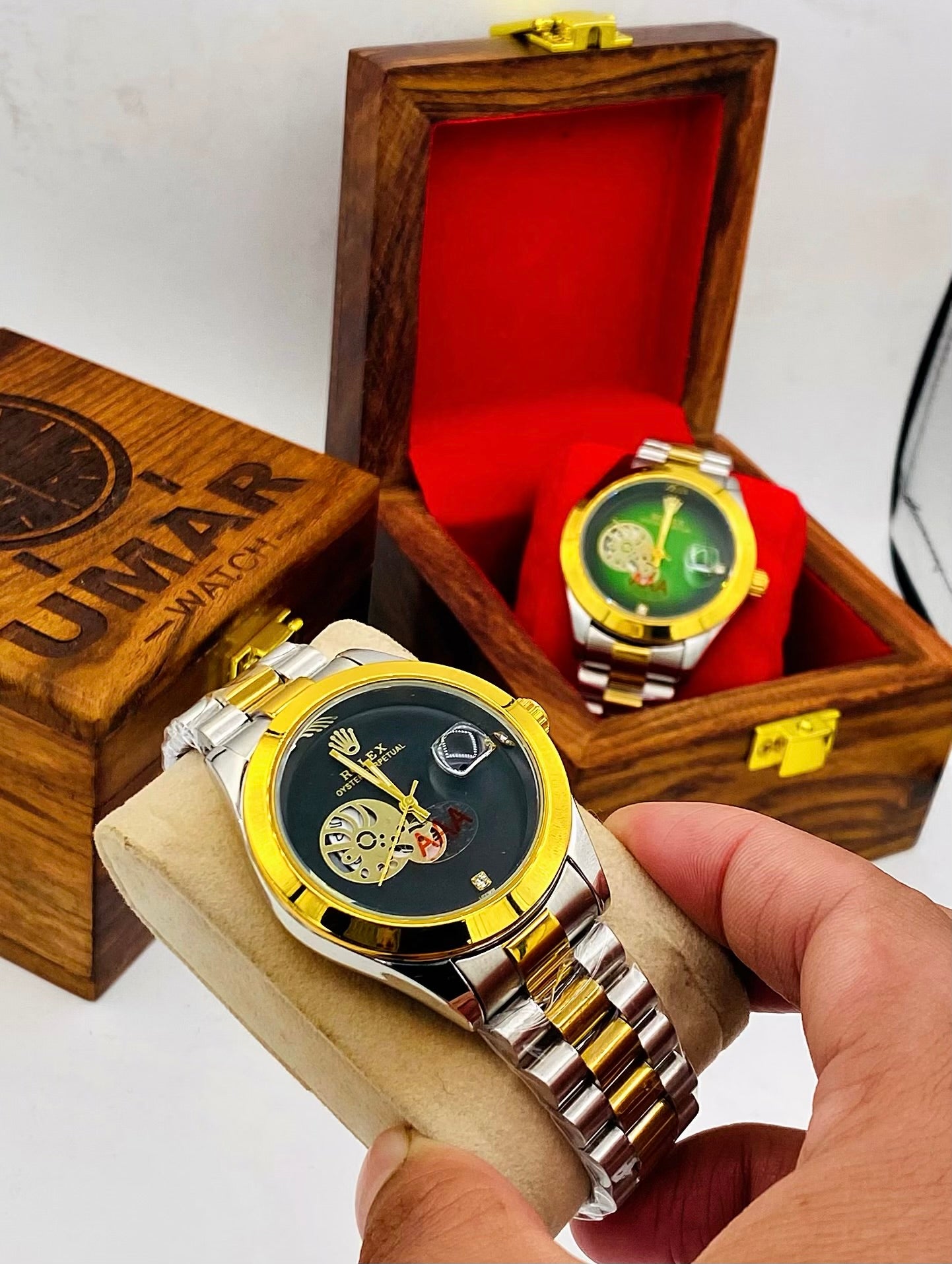 Luxury Stainless Steel Men’s Watch with Date Display