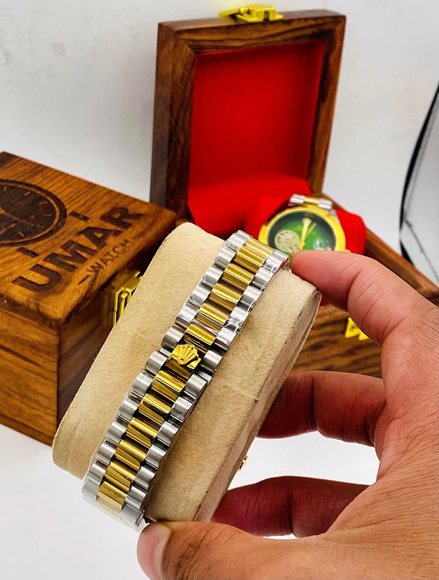 Luxury Stainless Steel Men’s Watch with Date Display