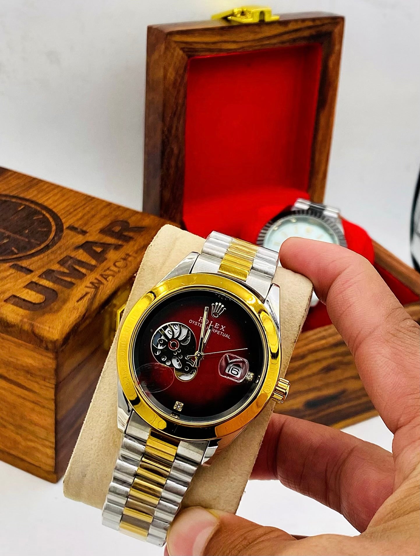 Luxury Stainless Steel Men’s Watch with Date Display