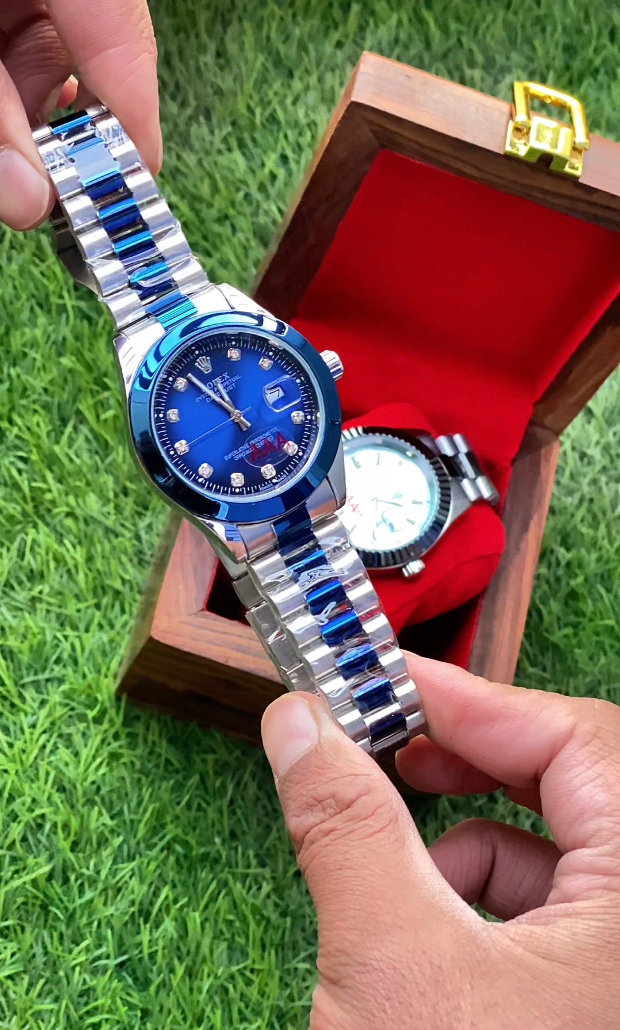 Tow Tone Blue Stone Model with Date Function